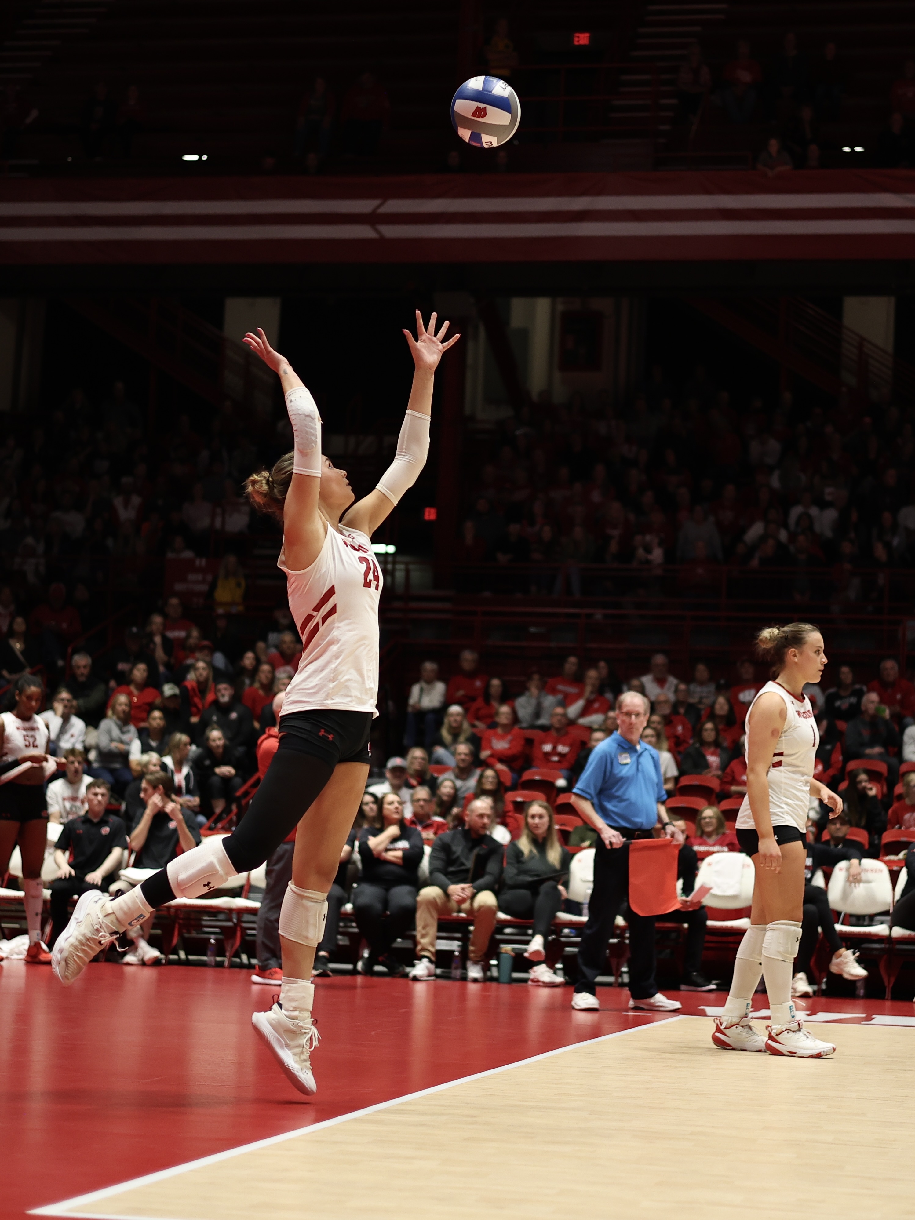 Charlie Fuerbringer serves in Wisconsin's spring match vs. Marquette (4.16.25).